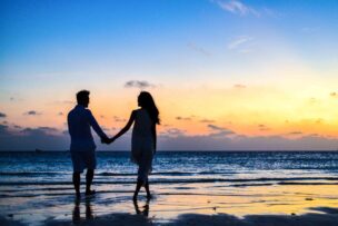 結婚相談所での婚活中、学生時代の友人からの告白!あなたはどうする?